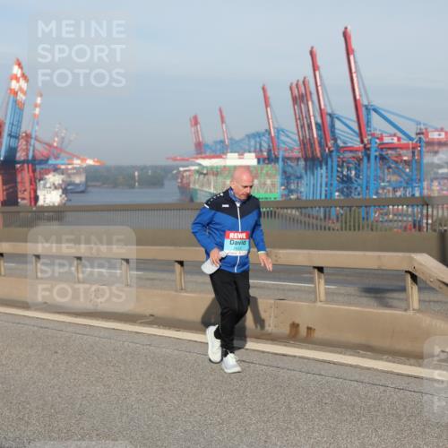 03.10.2025 - Köhlbrandbrückenlauf Yannick Fuchs http://msf.ph/oto/9134616 03.10.2025 09:10:02 Position 2 2623 meine-sportfotos.de