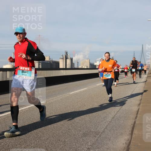 03.10.2025 - Köhlbrandbrückenlauf Lena Gebhardt http://msf.ph/oto/9134618 03.10.2025 09:52:47 Position 2 2450, 1858 meine-sportfotos.de