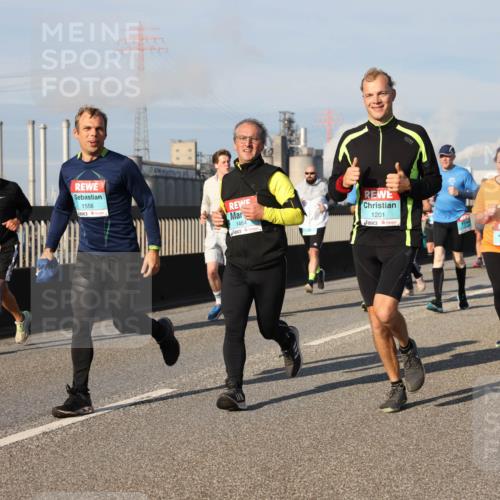 03.10.2025 - Köhlbrandbrückenlauf Lena Gebhardt http://msf.ph/oto/9134797 03.10.2025 09:52:58 Position 2 1558, 1464, 1201, 1350 meine-sportfotos.de