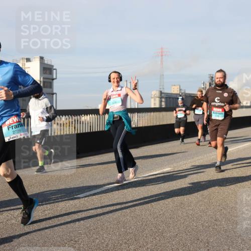 03.10.2025 - Köhlbrandbrückenlauf Lena Gebhardt http://msf.ph/oto/9134840 03.10.2025 09:53:01 Position 2 2015, 2, 0, 3818, 2729, 1544 meine-sportfotos.de