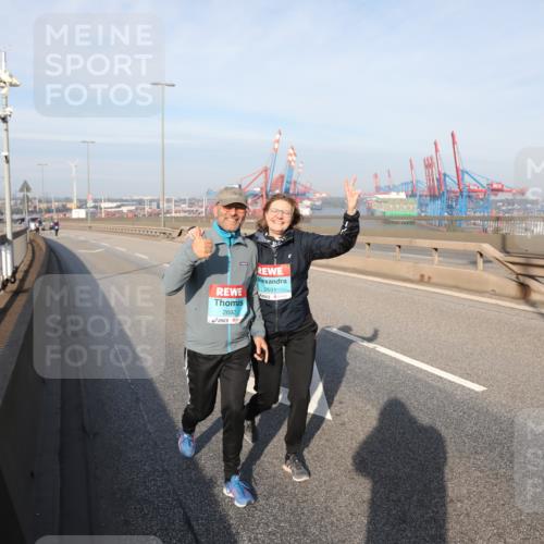 03.10.2025 - Köhlbrandbrückenlauf Yannick Fuchs http://msf.ph/oto/9135029 03.10.2025 09:13:25 Position 2 2692, 2691 meine-sportfotos.de