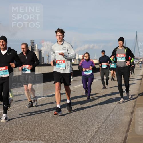 03.10.2025 - Köhlbrandbrückenlauf Lena Gebhardt http://msf.ph/oto/9135031 03.10.2025 09:53:13 Position 2 3321, 2040, 2015, 1192 meine-sportfotos.de