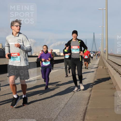 03.10.2025 - Köhlbrandbrückenlauf Lena Gebhardt http://msf.ph/oto/9135056 03.10.2025 09:53:14 Position 2 2040, 201, 1192 meine-sportfotos.de