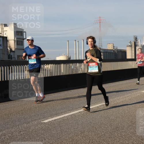 03.10.2025 - Köhlbrandbrückenlauf Lena Gebhardt http://msf.ph/oto/9135226 03.10.2025 09:53:24 Position 2 2471 meine-sportfotos.de