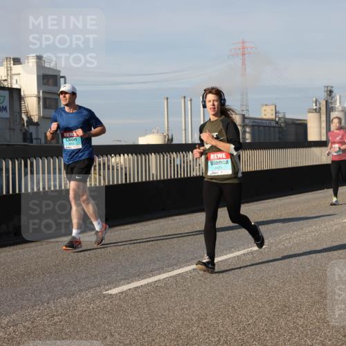03.10.2025 - Köhlbrandbrückenlauf Lena Gebhardt http://msf.ph/oto/9135230 03.10.2025 09:53:24 Position 2 3653, 2471 meine-sportfotos.de