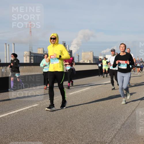 03.10.2025 - Köhlbrandbrückenlauf Lena Gebhardt http://msf.ph/oto/9135344 03.10.2025 09:53:29 Position 2 1701, 3711 meine-sportfotos.de