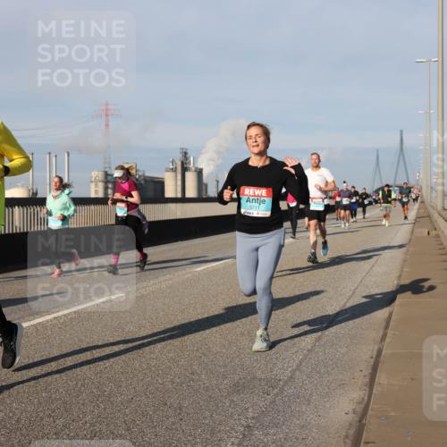 03.10.2025 - Köhlbrandbrückenlauf Lena Gebhardt http://msf.ph/oto/9135374 03.10.2025 09:53:30 Position 2 1701, 3711 meine-sportfotos.de