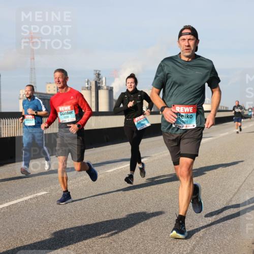 03.10.2025 - Köhlbrandbrückenlauf Lena Gebhardt http://msf.ph/oto/9135639 03.10.2025 09:53:40 Position 2 1038, 1501 meine-sportfotos.de