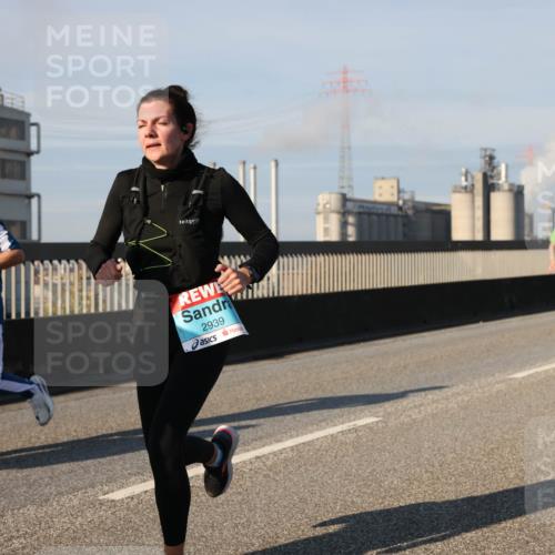 03.10.2025 - Köhlbrandbrückenlauf Lena Gebhardt http://msf.ph/oto/9135686 03.10.2025 09:53:42 Position 2 1675, 2939 meine-sportfotos.de
