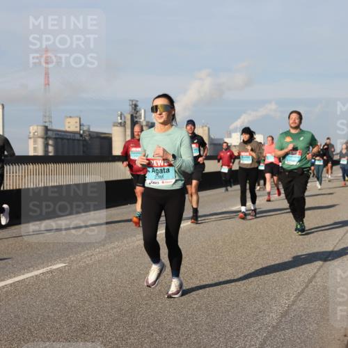 03.10.2025 - Köhlbrandbrückenlauf Lena Gebhardt http://msf.ph/oto/9136005 03.10.2025 09:53:58 Position 2 2381 meine-sportfotos.de