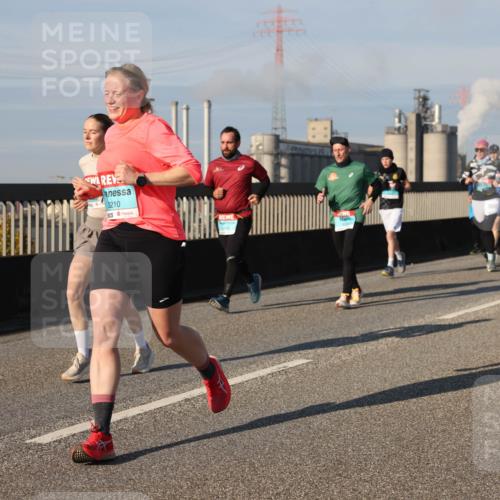 03.10.2025 - Köhlbrandbrückenlauf Lena Gebhardt http://msf.ph/oto/9136115 03.10.2025 09:54:03 Position 2 3210 meine-sportfotos.de