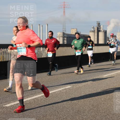 03.10.2025 - Köhlbrandbrückenlauf Lena Gebhardt http://msf.ph/oto/9136118 03.10.2025 09:54:03 Position 2 3210 meine-sportfotos.de