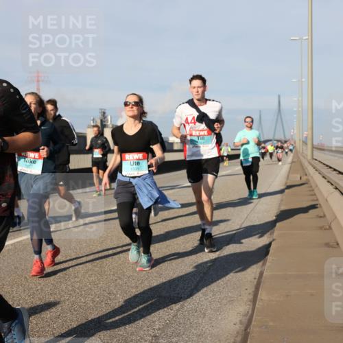 03.10.2025 - Köhlbrandbrückenlauf Lena Gebhardt http://msf.ph/oto/9136224 03.10.2025 09:54:07 Position 2 313, 1921, 1327, 151, 1331 meine-sportfotos.de
