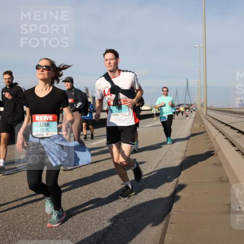 03.10.2025 - Köhlbrandbrückenlauf Lena Gebhardt http://msf.ph/oto/9136251 03.10.2025 09:54:07 Position 2 1327, 1331, 1151 meine-sportfotos.de