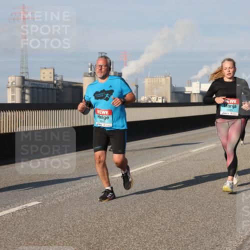 03.10.2025 - Köhlbrandbrückenlauf Lena Gebhardt http://msf.ph/oto/9136405 03.10.2025 09:54:17 Position 2 1642, 3445, 1654 meine-sportfotos.de