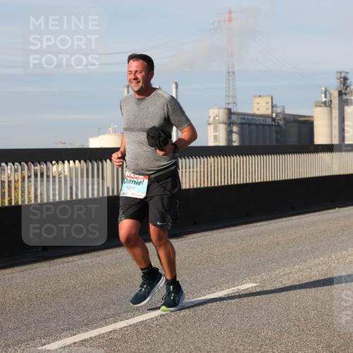03.10.2025 - Köhlbrandbrückenlauf Lena Gebhardt http://msf.ph/oto/9136538 03.10.2025 09:54:24 Position 2 1015 meine-sportfotos.de