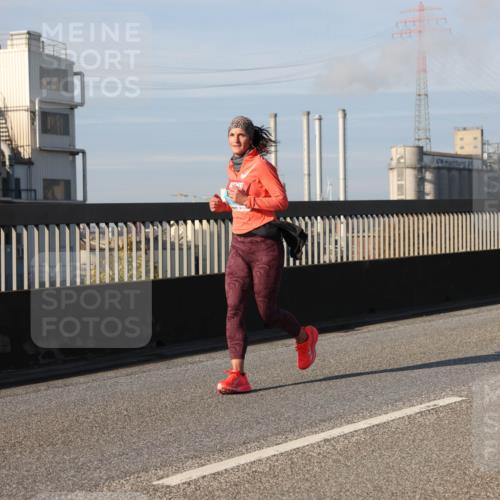 03.10.2025 - Köhlbrandbrückenlauf Lena Gebhardt http://msf.ph/oto/9136614 03.10.2025 09:54:28 Position 2  meine-sportfotos.de