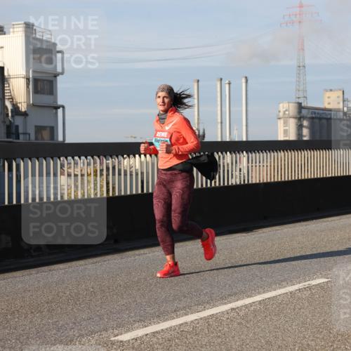 03.10.2025 - Köhlbrandbrückenlauf Lena Gebhardt http://msf.ph/oto/9136619 03.10.2025 09:54:29 Position 2  meine-sportfotos.de