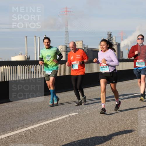 03.10.2025 - Köhlbrandbrückenlauf Lena Gebhardt http://msf.ph/oto/9136698 03.10.2025 09:54:31 Position 2 1362, 147, 1945, 1521 meine-sportfotos.de