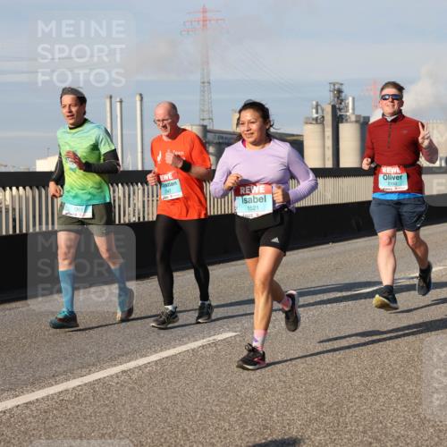03.10.2025 - Köhlbrandbrückenlauf Lena Gebhardt http://msf.ph/oto/9136711 03.10.2025 09:54:32 Position 2 1521, 2150, 1945 meine-sportfotos.de