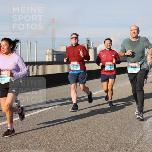 03.10.2025 - Köhlbrandbrückenlauf Lena Gebhardt http://msf.ph/oto/9136730 03.10.2025 09:54:32 Position 2 1521, 2150, 1945, 2799 meine-sportfotos.de