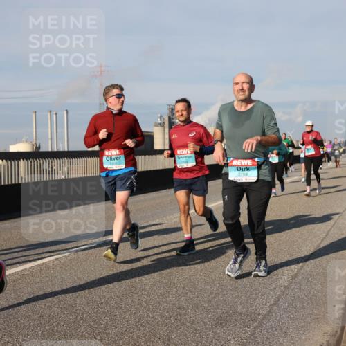 03.10.2025 - Köhlbrandbrückenlauf Lena Gebhardt http://msf.ph/oto/9136735 03.10.2025 09:54:33 Position 2 521, 2150, 1945, 2799 meine-sportfotos.de