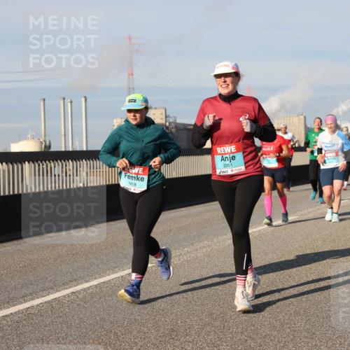 03.10.2025 - Köhlbrandbrückenlauf Lena Gebhardt http://msf.ph/oto/9136782 03.10.2025 09:54:36 Position 2 1418, 2061 meine-sportfotos.de