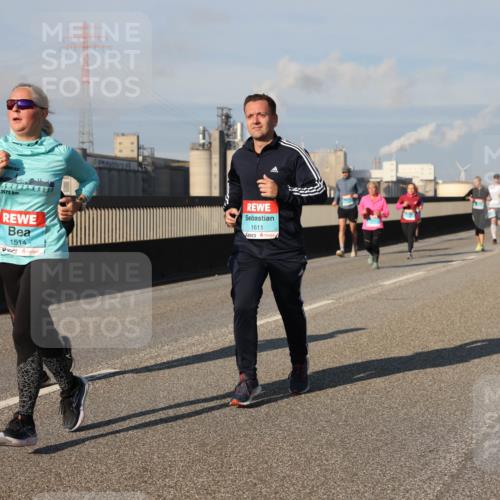 03.10.2025 - Köhlbrandbrückenlauf Lena Gebhardt http://msf.ph/oto/9137159 03.10.2025 09:55:00 Position 2 0975, 1514, 1611 meine-sportfotos.de
