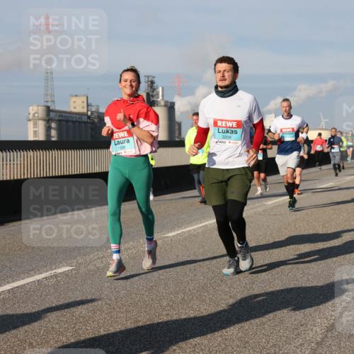 03.10.2025 - Köhlbrandbrückenlauf Lena Gebhardt http://msf.ph/oto/9137402 03.10.2025 09:55:16 Position 2 1206, 3208, 8801 meine-sportfotos.de