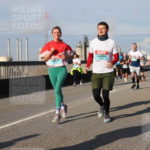 03.10.2025 - Köhlbrandbrückenlauf Lena Gebhardt http://msf.ph/oto/9137410 03.10.2025 09:55:16 Position 2 1206, 3208 meine-sportfotos.de