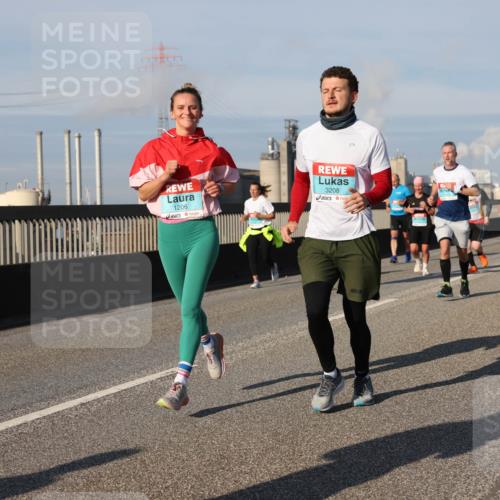 03.10.2025 - Köhlbrandbrückenlauf Lena Gebhardt http://msf.ph/oto/9137414 03.10.2025 09:55:16 Position 2 1206, 3208 meine-sportfotos.de