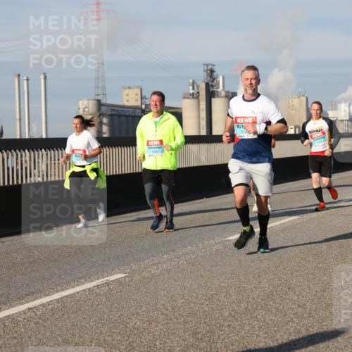 03.10.2025 - Köhlbrandbrückenlauf Lena Gebhardt http://msf.ph/oto/9137434 03.10.2025 09:55:18 Position 2 1220, 316 meine-sportfotos.de