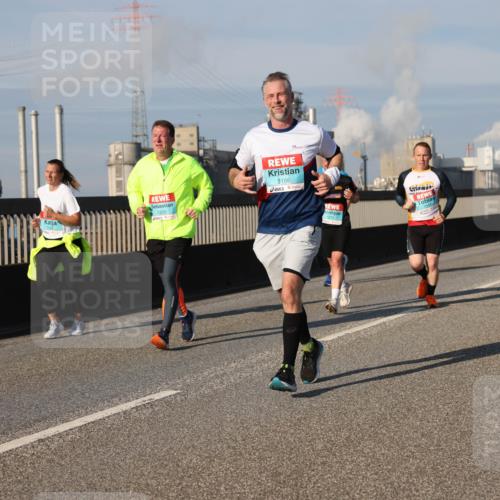 03.10.2025 - Köhlbrandbrückenlauf Lena Gebhardt http://msf.ph/oto/9137445 03.10.2025 09:55:18 Position 2 3166, 1272, 1314 meine-sportfotos.de