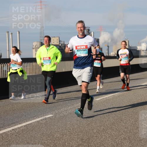 03.10.2025 - Köhlbrandbrückenlauf Lena Gebhardt http://msf.ph/oto/9137449 03.10.2025 09:55:18 Position 2 1220, 3166, 1314 meine-sportfotos.de