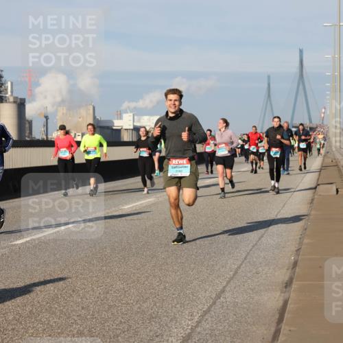 03.10.2025 - Köhlbrandbrückenlauf Lena Gebhardt http://msf.ph/oto/9137508 03.10.2025 09:55:22 Position 2 2214, 3162 meine-sportfotos.de
