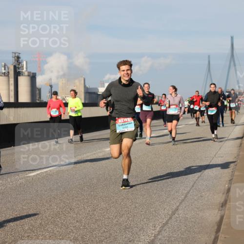 03.10.2025 - Köhlbrandbrückenlauf Lena Gebhardt http://msf.ph/oto/9137512 03.10.2025 09:55:22 Position 2 2214, 3162 meine-sportfotos.de