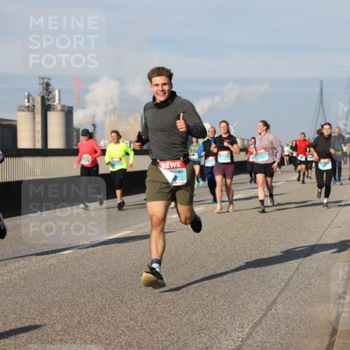 03.10.2025 - Köhlbrandbrückenlauf Lena Gebhardt http://msf.ph/oto/9137520 03.10.2025 09:55:23 Position 2 2214 meine-sportfotos.de