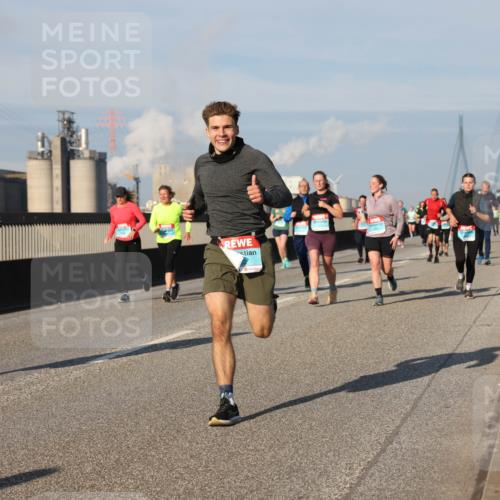 03.10.2025 - Köhlbrandbrückenlauf Lena Gebhardt http://msf.ph/oto/9137523 03.10.2025 09:55:23 Position 2 2214 meine-sportfotos.de