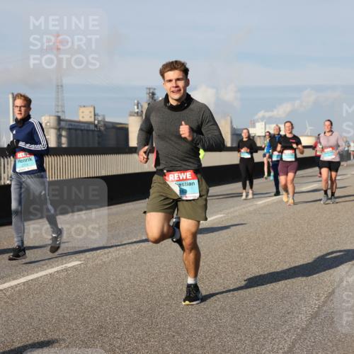 03.10.2025 - Köhlbrandbrückenlauf Lena Gebhardt http://msf.ph/oto/9137542 03.10.2025 09:55:23 Position 2  meine-sportfotos.de