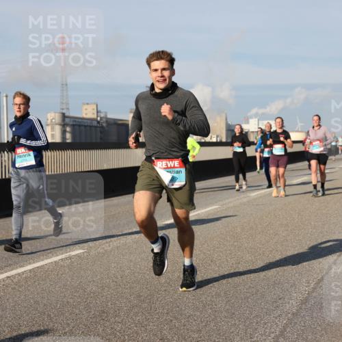 03.10.2025 - Köhlbrandbrückenlauf Lena Gebhardt http://msf.ph/oto/9137545 03.10.2025 09:55:23 Position 2 2214 meine-sportfotos.de