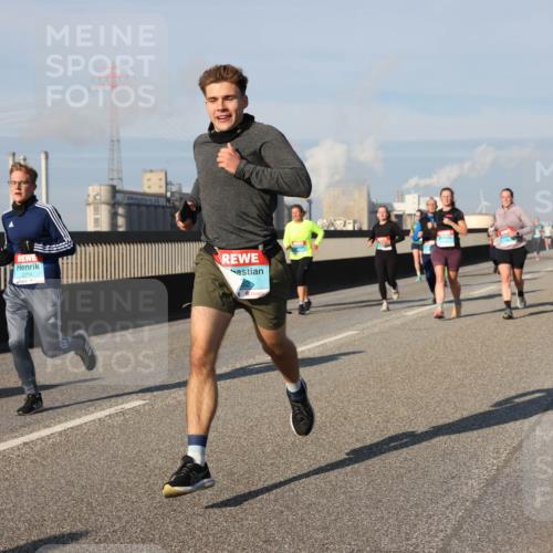 03.10.2025 - Köhlbrandbrückenlauf Lena Gebhardt http://msf.ph/oto/9137552 03.10.2025 09:55:23 Position 2 2214 meine-sportfotos.de