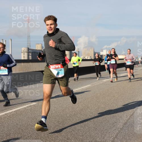 03.10.2025 - Köhlbrandbrückenlauf Lena Gebhardt http://msf.ph/oto/9137555 03.10.2025 09:55:23 Position 2  meine-sportfotos.de