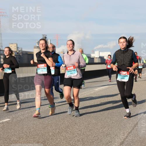 03.10.2025 - Köhlbrandbrückenlauf Lena Gebhardt http://msf.ph/oto/9137597 03.10.2025 09:55:26 Position 2 3057, 3062, 1169, 2054, 2686 meine-sportfotos.de