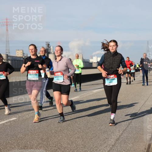 03.10.2025 - Köhlbrandbrückenlauf Lena Gebhardt http://msf.ph/oto/9137600 03.10.2025 09:55:26 Position 2 3057, 1169, 2054, 2686 meine-sportfotos.de