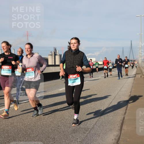 03.10.2025 - Köhlbrandbrückenlauf Lena Gebhardt http://msf.ph/oto/9137612 03.10.2025 09:55:27 Position 2 1169, 2215, 2054, 2686 meine-sportfotos.de