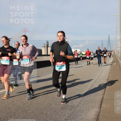 03.10.2025 - Köhlbrandbrückenlauf Lena Gebhardt http://msf.ph/oto/9137615 03.10.2025 09:55:27 Position 2 1169, 2215, 2054, 2686 meine-sportfotos.de