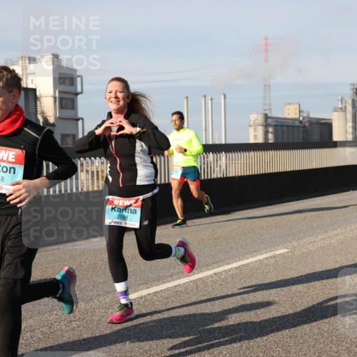 03.10.2025 - Köhlbrandbrückenlauf Lena Gebhardt http://msf.ph/oto/9137864 03.10.2025 09:55:44 Position 2 3648, 2098 meine-sportfotos.de