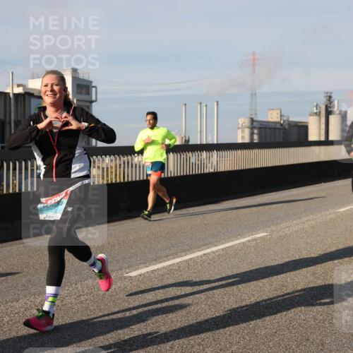 03.10.2025 - Köhlbrandbrückenlauf Lena Gebhardt http://msf.ph/oto/9137868 03.10.2025 09:55:44 Position 2  meine-sportfotos.de
