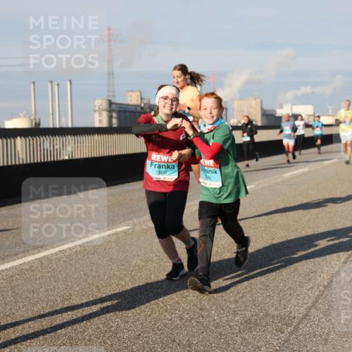 03.10.2025 - Köhlbrandbrückenlauf Lena Gebhardt http://msf.ph/oto/9137913 03.10.2025 09:55:46 Position 2 3500, 399 meine-sportfotos.de