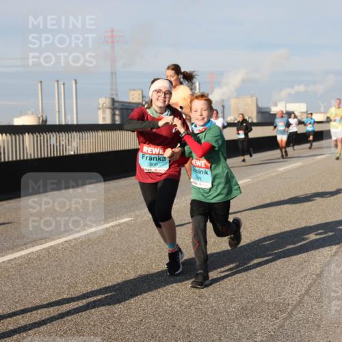 03.10.2025 - Köhlbrandbrückenlauf Lena Gebhardt http://msf.ph/oto/9137915 03.10.2025 09:55:46 Position 2 3500, 3499 meine-sportfotos.de